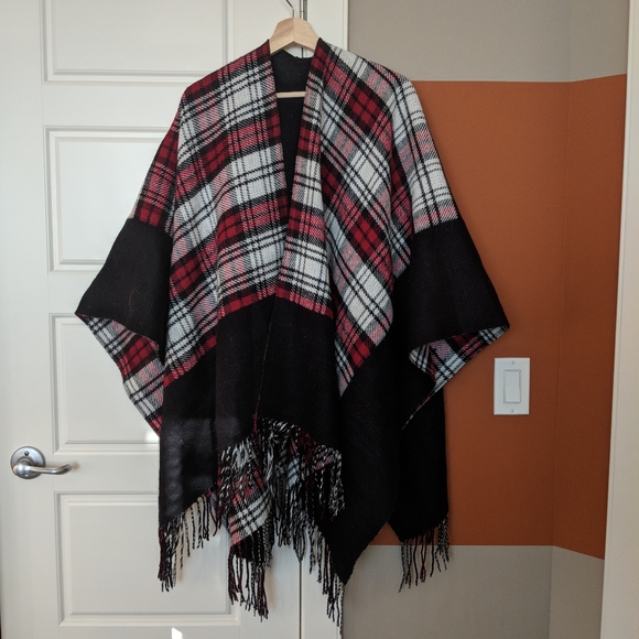 Vero Moda Plaid Poncho - Picture 2 of 3